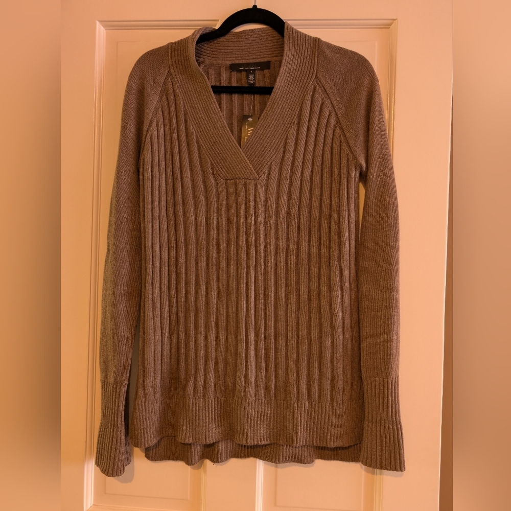 White House Black Market Women's V-Neck Sweater - Tan